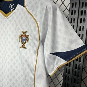 Seleção de Portugal Nike Total 90, modelo utilizado na era 2004–2006. Euro 2004.